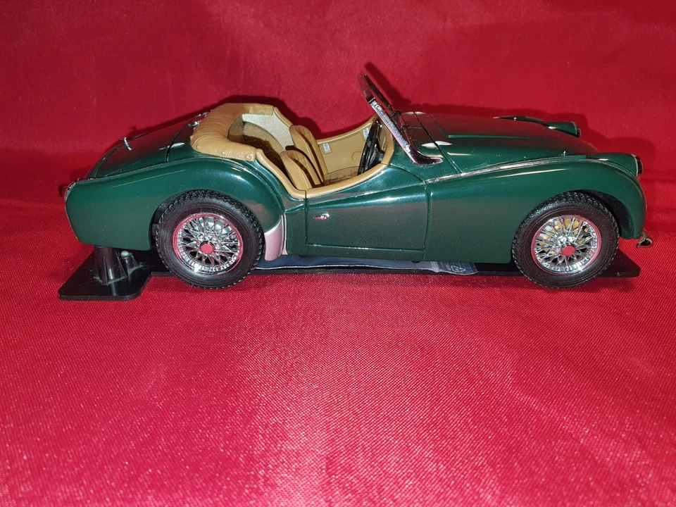 Triumph TR3A Kyosho 1/18 Verte sur Socle Vintage Car - Photo 4/4
