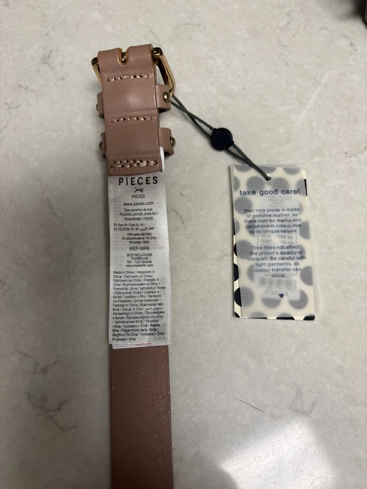 Elegante cinturón de cuero genuino marrón claro con tachuelas doradas. Foto 3 de 4