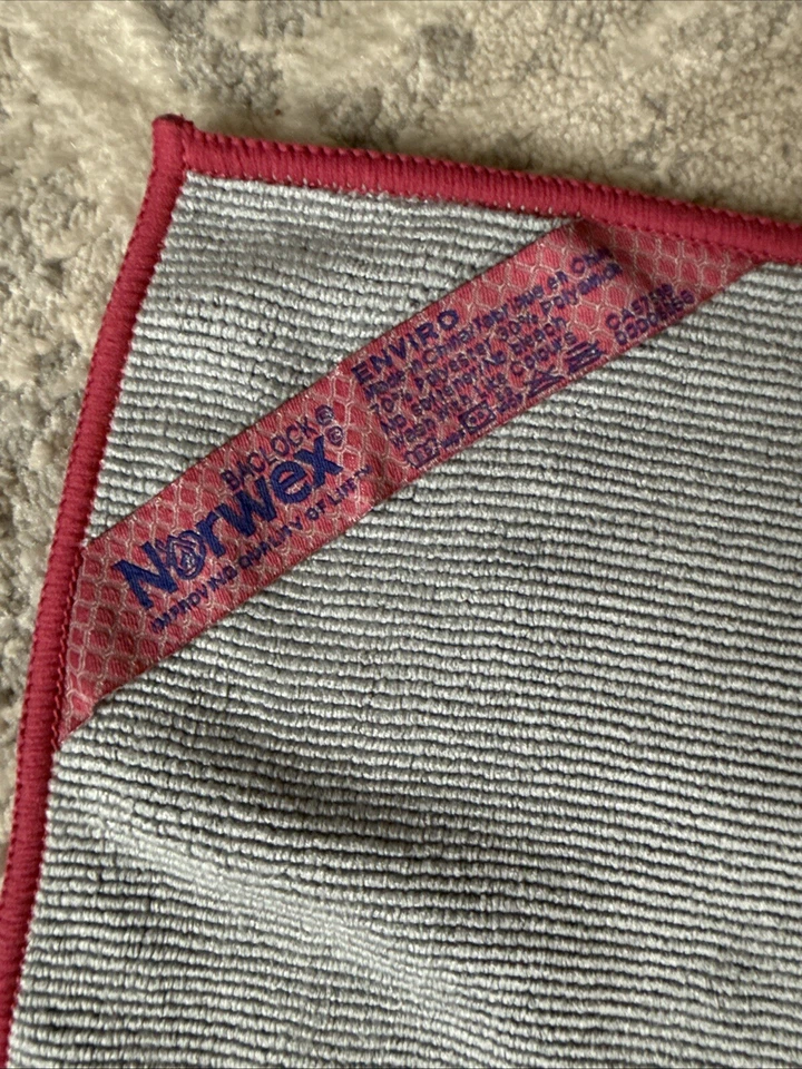 Norwex ENVIROCLOTH Grafito con Borde de Granada Baclock Foto 3 de 4