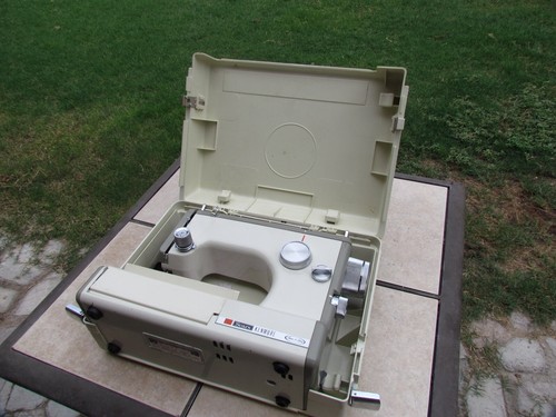 MACCHINA DA CUCIRE KENMORE MODELLO 1040 CON CUSTODIA "ROSA" E ISTRUZIONI - Foto 22 di 22