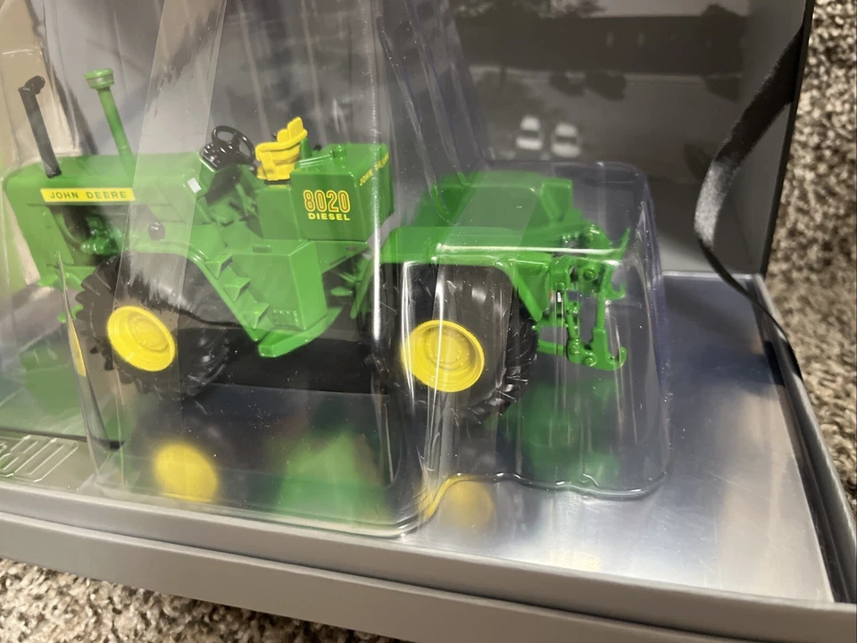 2025 ERTL 1:32 John Deere 8020 Tractor 80th Anniversary Prestige Die-cast NEW!! - Image 3 of 4