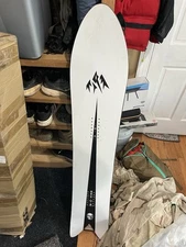 Snowboard Jones Storm Wolf 154 designed by surf shaper Chris Christenson