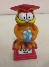 Garfield-Figurine-Graduate-1989-Standing on Pedestal-Holding Globe-2" Tall