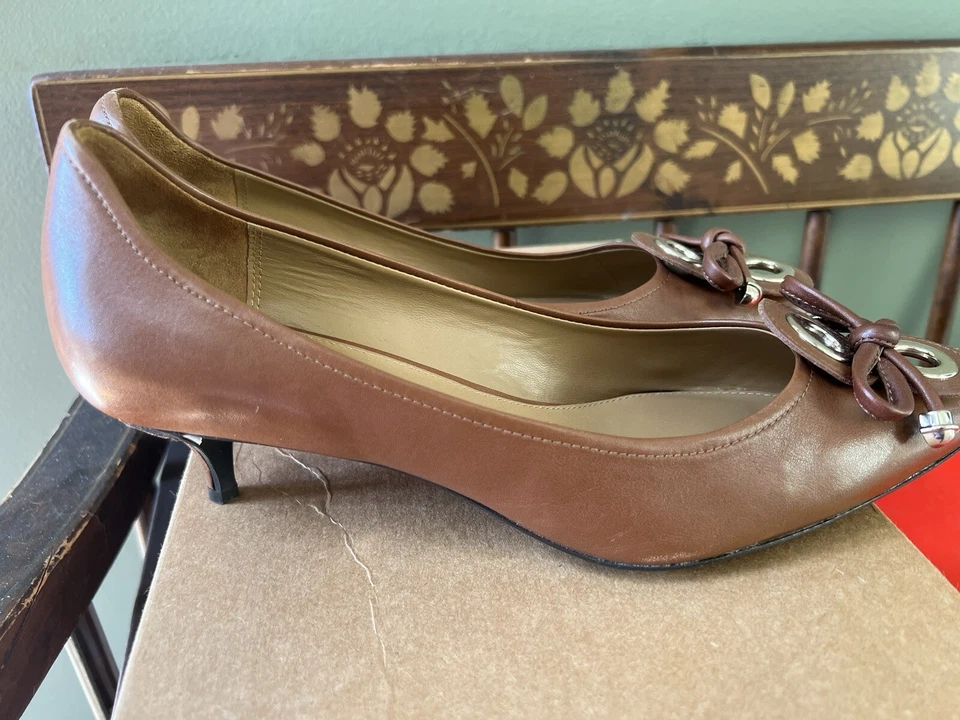 Tacones Elie Tahari Juliette charol camel lazo gatito para mujer talla 38,5 Foto 4 de 4