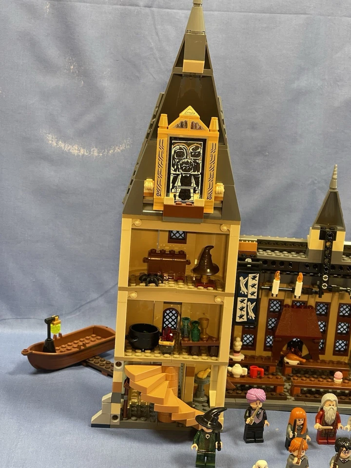 LEGO Harry Potter Hogwarts Great Hall 75954 Complete w/Manual & Minifigures - Image 3 of 4