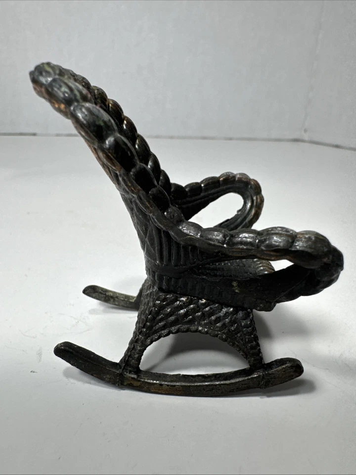 Mecedora mecedora vintage de metal fundido a presión para casa de muñecas DURHAM INDUSTRIES Foto 2 de 4