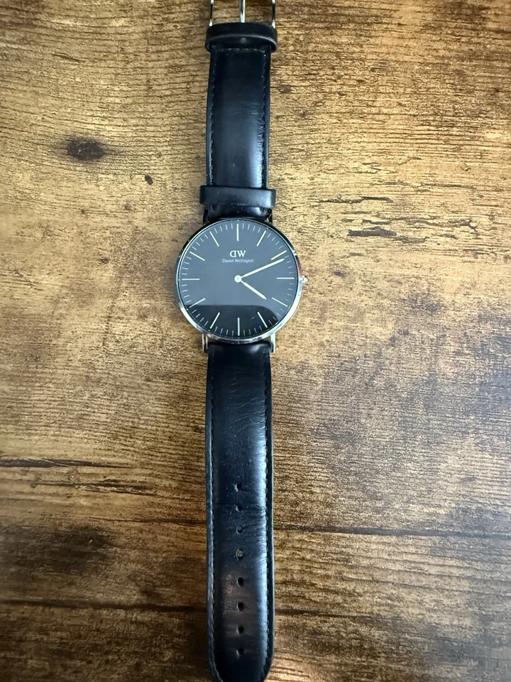 Reloj para hombre Daniel Wellington 41 mm tono plateado esfera negra correa de nailon M40SZ01 Foto 2 de 4