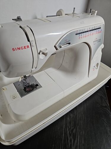 Singer Sewing Machine Model 2662 with Power Cord/Pedal, Dust Cover and Case Work - Picture 9 of 13