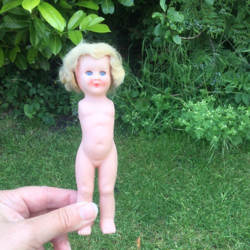 ROSEBUD TINY SMALL VINTAGE WIGGED DOLL HARD PLASTIC OLD DOLLY WIG NO ARMS - Picture 3 of 18