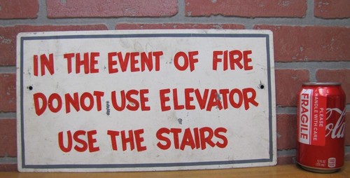 IN CASO DI INCENDIO NON UTILIZZARE ASCENSORE UTILIZZARE LE SCALE Orig Old Safety Ad Cartello Pubblicitario - Foto 3 di 12