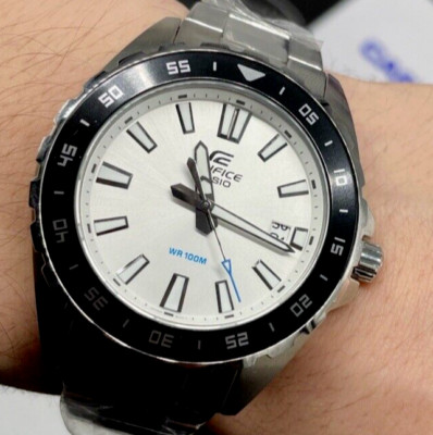 Casio Edifice Herrenuhr weißes Zifferblatt Farbe silber schwarz und blau.