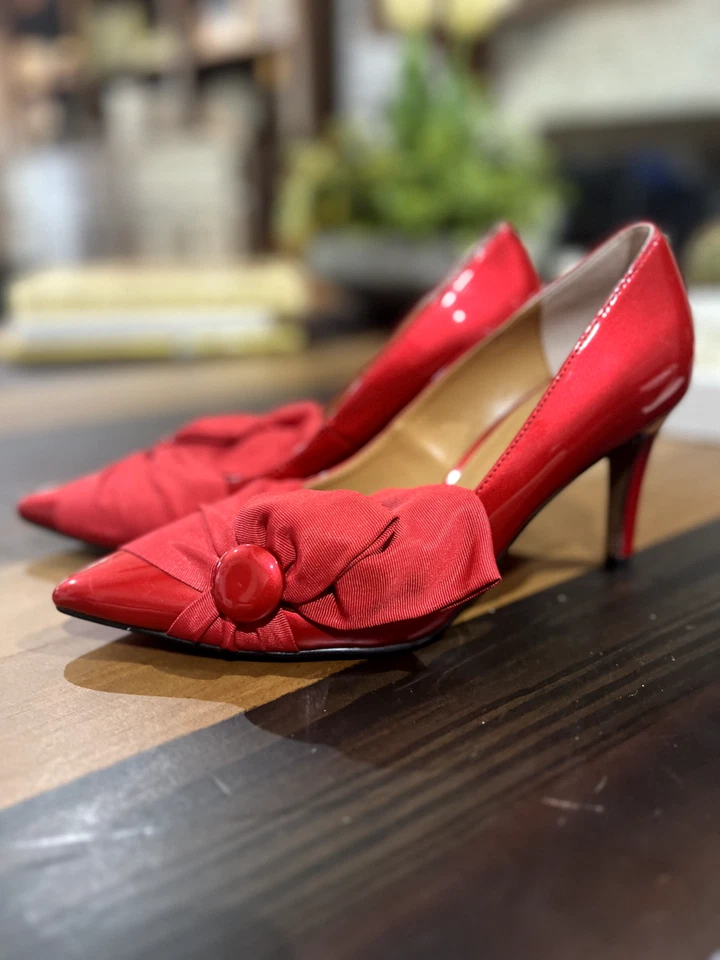 Zapatos de salón J. Renee Hirisha rojo satinado adorno lazo para mujer talla 7M rojo charol Foto 3 de 4