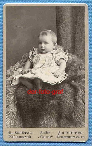 Foto, AF10385, Kinderfoto, Baby auf einem Eisbärfell sitzend, um 1900 !!!