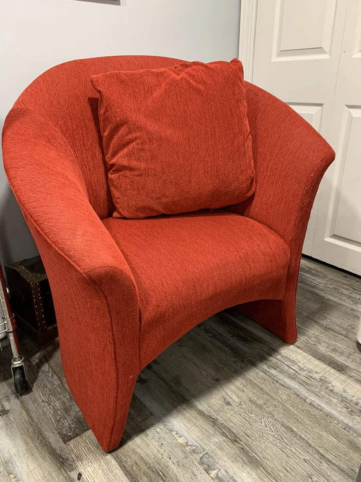 Par de sillones de colección Thayer Coggin esculpidos con respaldo rojo con dos almohadas Foto 2 de 4