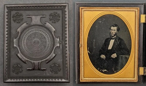 UNION CASE VICTORIAN QUARTER PLATE AMBROTYPE SEATED GENTLEMAN c1860