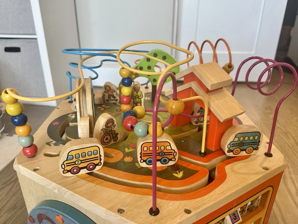 B. Cubo de actividad de madera para juguetes Foto 4 de 4