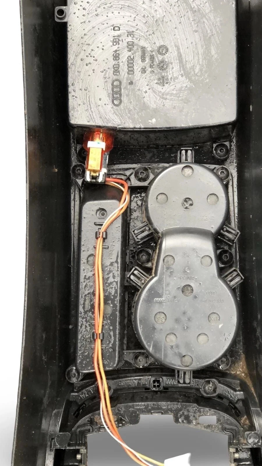 Audi A4 B8 centre console underside wiring and PC ABS construction