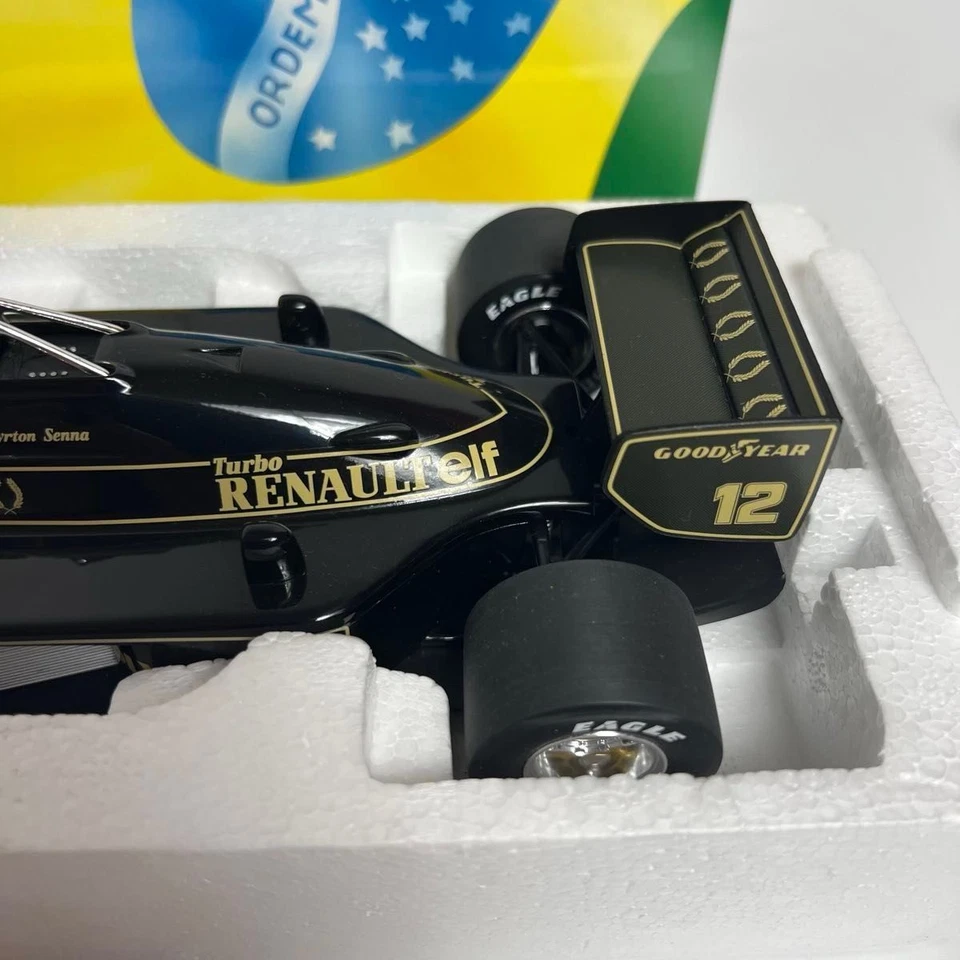 Modellino pressofuso Minichamps Lotus 97T Ayrton Senna F1 con casco JPS scala... - Immagine 4 di 4