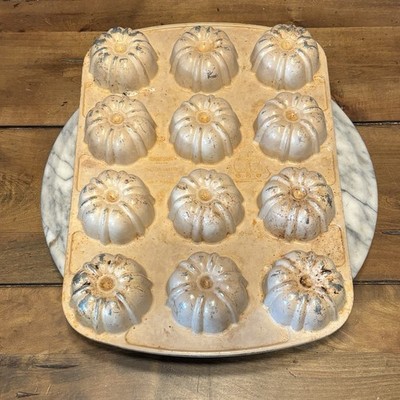 VTG Bundt Nordic Ware Pumpkin Patch Fluted Muffin Pan