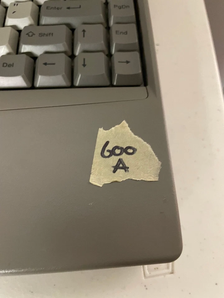 Vintage Toshiba Satellite Pro 400CS  11.3"  Sees Power, Parts Only #600A - Image 2 of 4