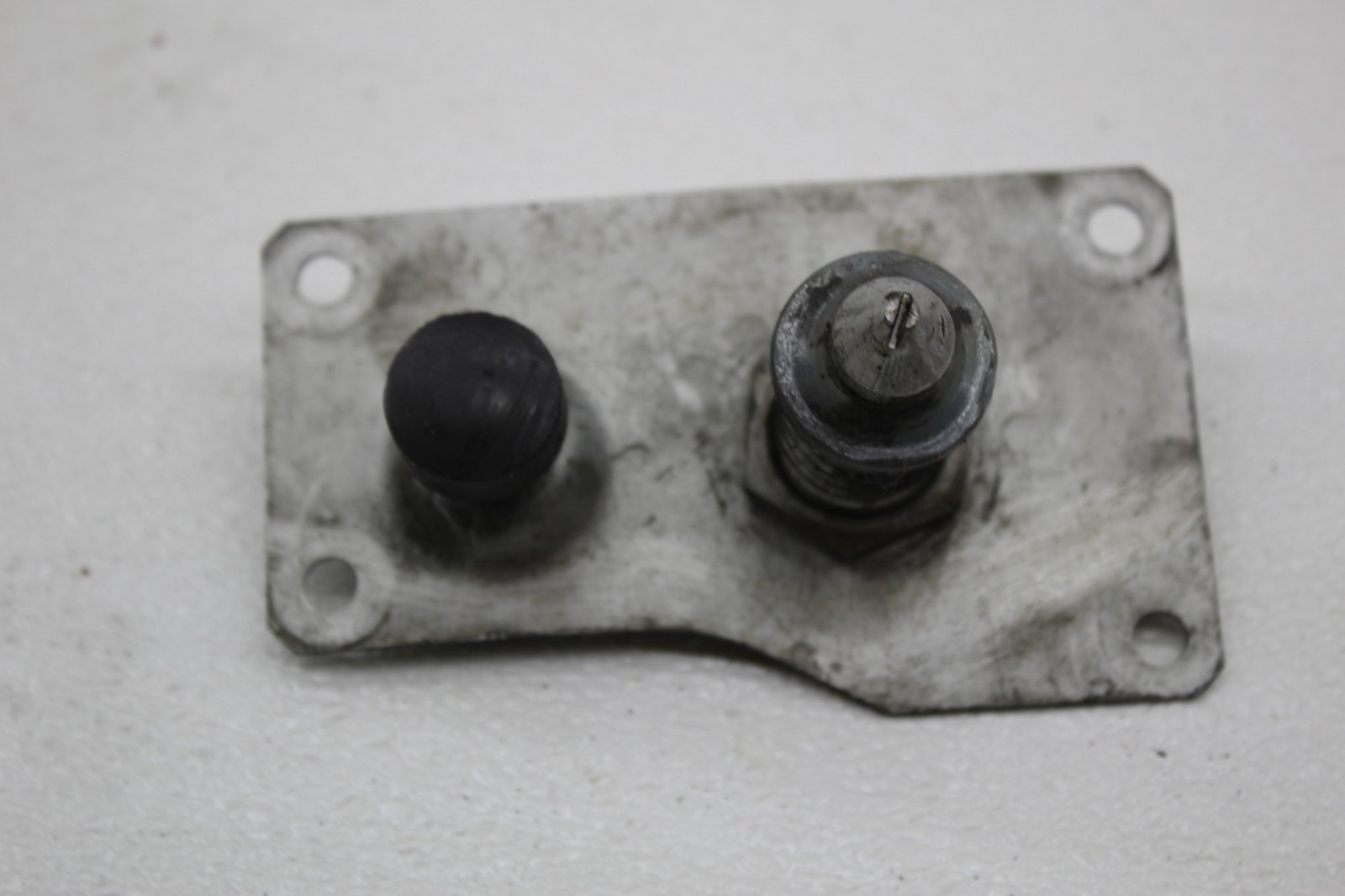 99-01 FERRARI 456 M LEFT HOOD LATCH COMPRESSOR SPRING MOUNT