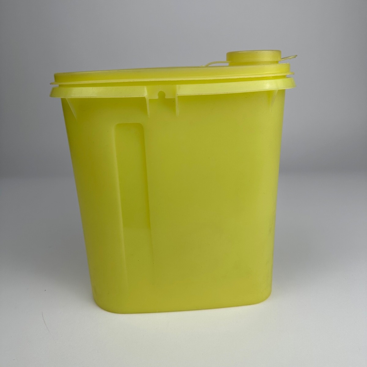 Vintage Tupperware 587-7 Iced Tea Kool Aid Yellow Skinny