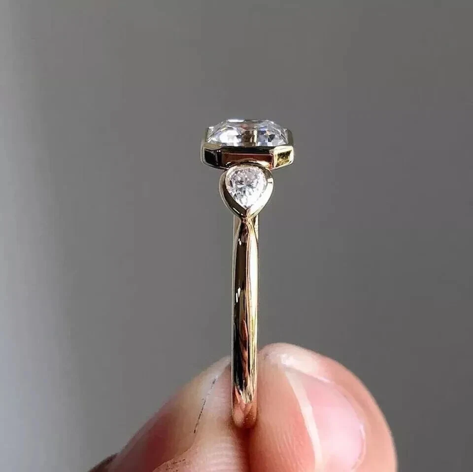 Anillo de tres piedras de diamantes cultivados en laboratorio con corte de pera y Asscher de 1,30 quilates de oro amarillo de 14 kt Foto 4 de 4