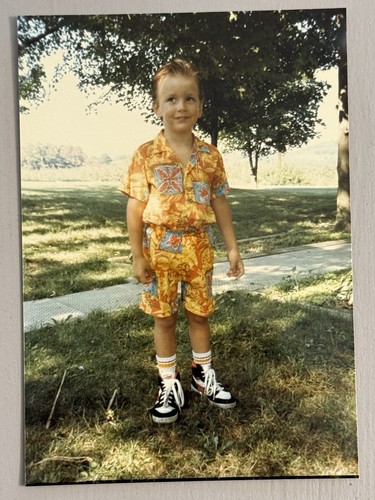 Vintage Farbfoto Junge im passenden Shirt Shorts umständlich 1990er - Bild 2 von 5