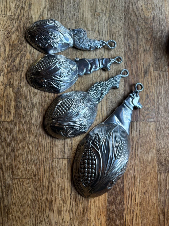 Juego de 4 tazas medidoras Ganz de peltre para animales de granja - vaca, oveja, cerdo y gallo Foto 2 de 4