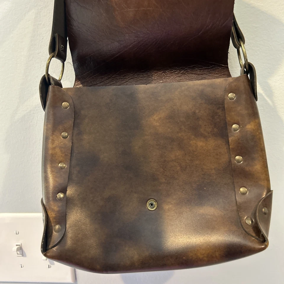 Cartera vintage con escena de cabaña Foto 3 de 4