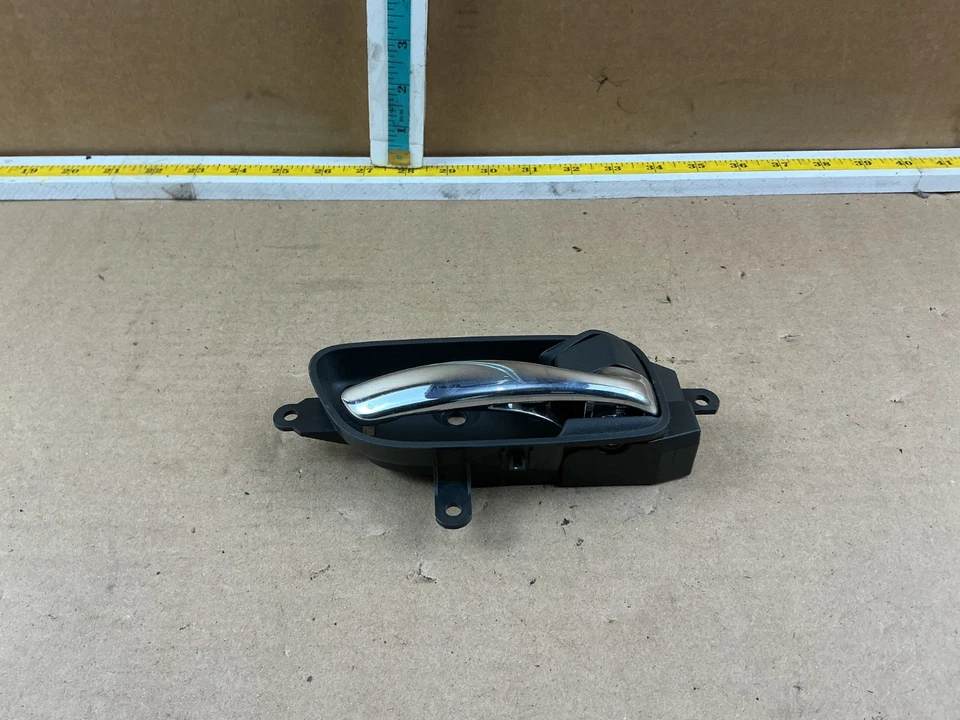 Manija de puerta interior delantera para pasajero Nissan Altima 2013-2018 229DA1K15 OEM Foto 2 de 4