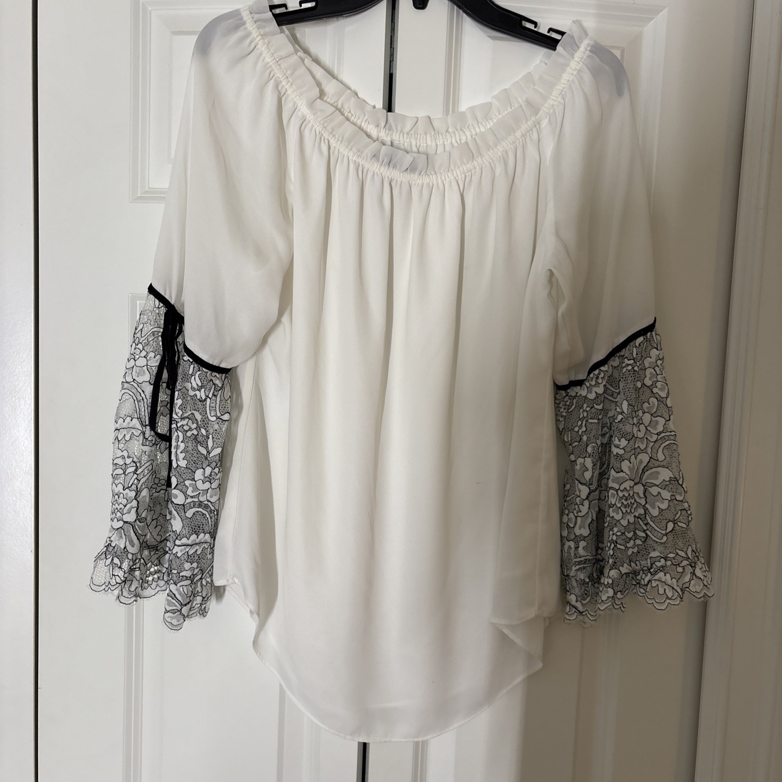 White House Black Market Large Blouse White with Design Long Sleeve