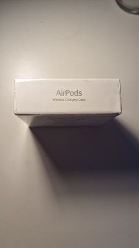 AirPods 2nd Generation Complete With Wireless Charging Case Unopened New - Photo 7 sur 7