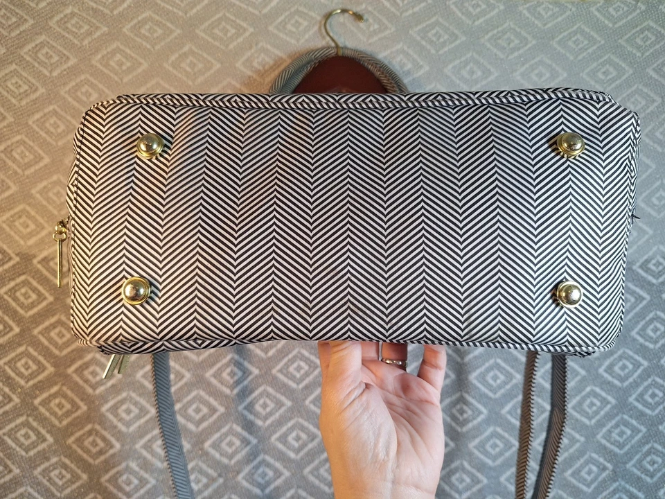 JU JU BE BFF КОРОЛЕВА NILE ПОДГУЗНИК СУМКА С РЕМНЕМ ЧЕРЕЗ ПЛЕЧО ЧЕРНЫЙ И БЕЛЫЙ ЗОЛОТОЙ ШЕВРОН - Изображение 4 из 4