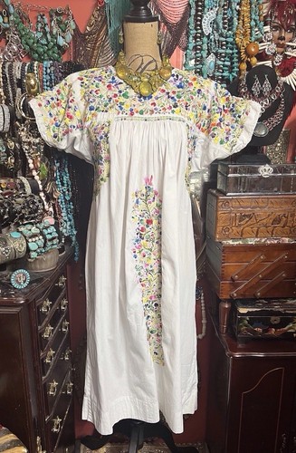 SCHÖNES MEXIKANISCHES 70er Jahre OAXACA KLEID WEISS UND MEHRFARBIG PASTELLFARBEN STICKEREI L