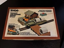 Vintage Tyco Freight Unloading Depot HO Scale 931 Remote Tractor Accessory Set