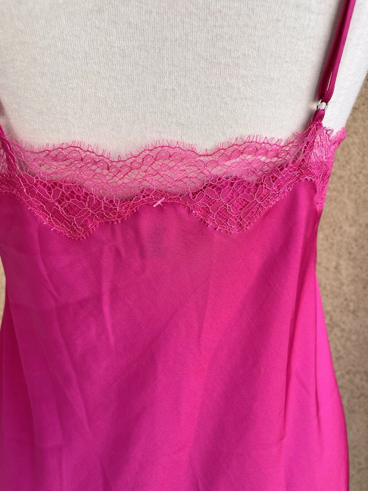 UNDERCOVER Abito Victoria Secret taglia media rosa caldo slip fiocco pizzo scollo dietro civetta