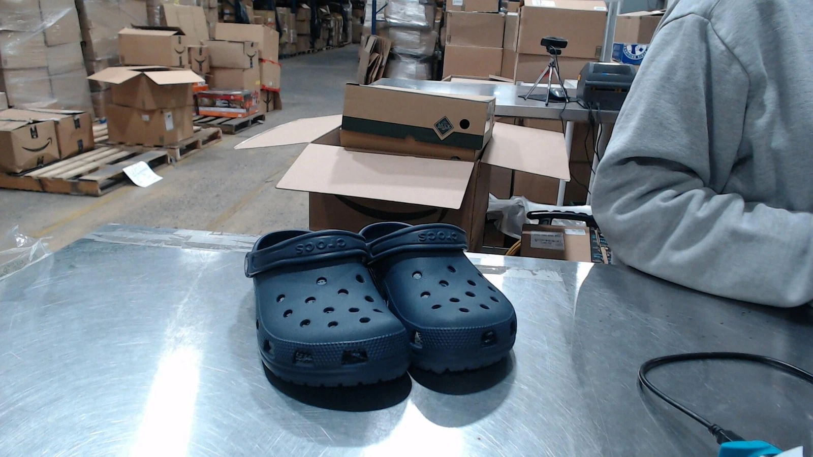 UsedGood_Crocs Unisex-Adult Classic Clog, Clogs for Women and Men, Na_Navy_Sz9