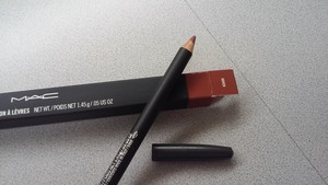 Hover Lip Pencil Mac