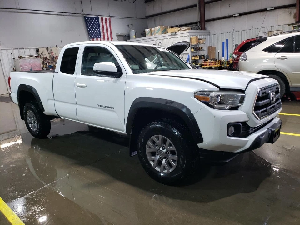 Used Front Lower Center Console fits: 2017 Toyota Tacoma floor w/o wireless char Foto 3 de 4