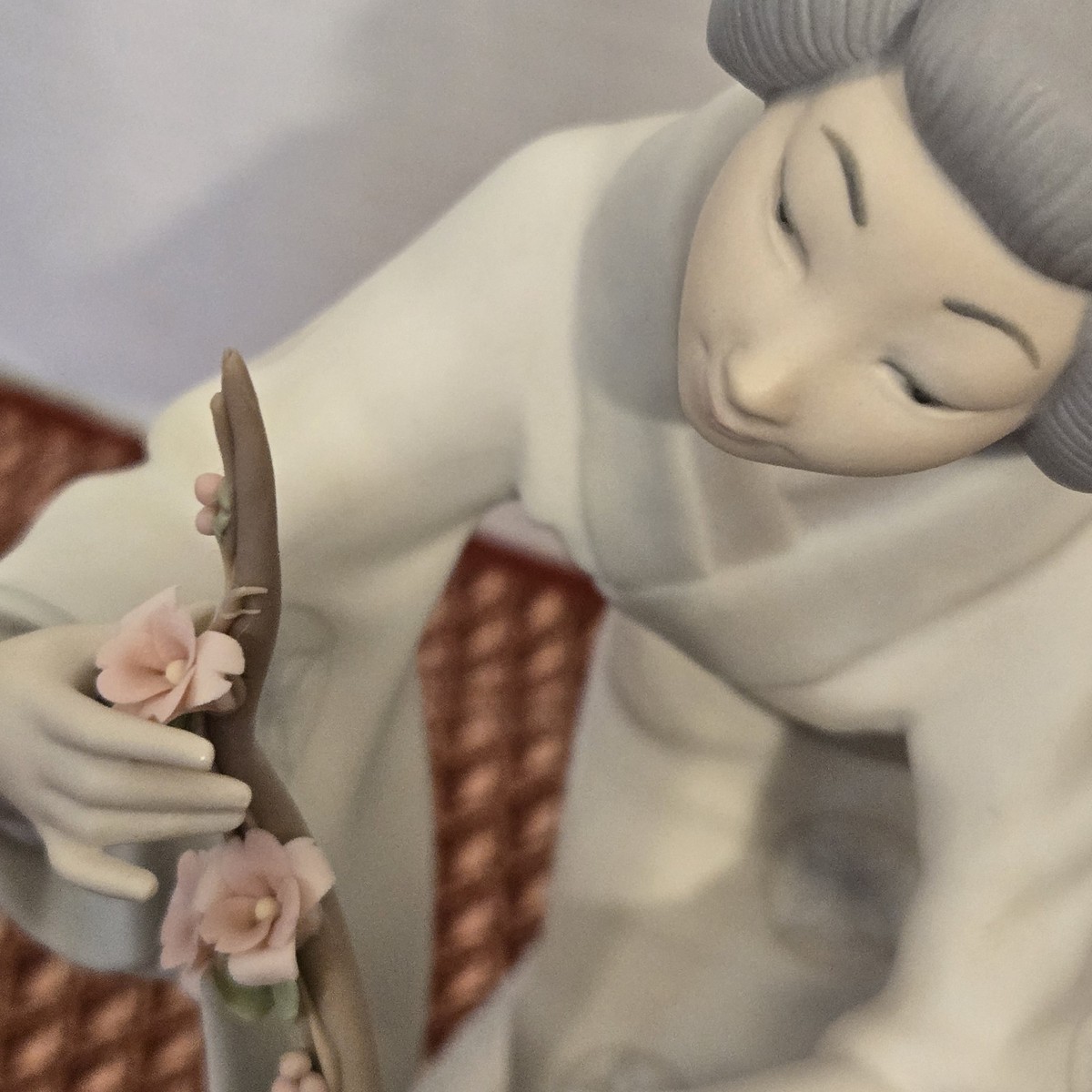 Vintage Lladro #4840 Japanese Decorating Figurine Geisha Flower