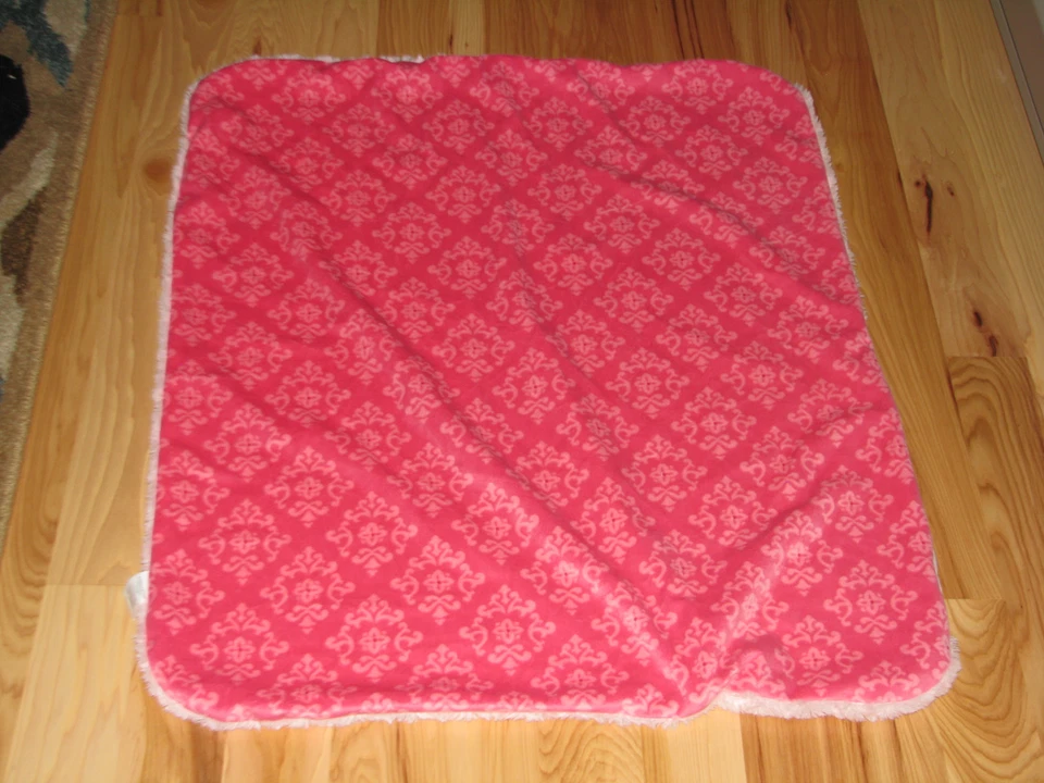 ОДЕЯЛА И ЗА ЕГО ПРЕДЕЛАМИ ЯРКО РОЗОВЫЙ ДАМАССКИЙ ЗАВИТОК ЗАВИТОК РОЗЕТКА МЕХА ДЕВОЧКА МИЛЫЙ - Изображение 3 из 3