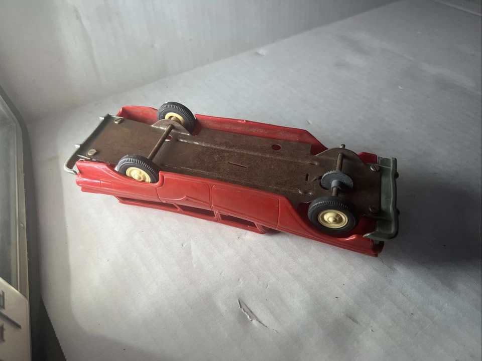 Ford Country 1955-57 sedán vagón promoción plástico rojo coche de fricción Foto 3 de 4