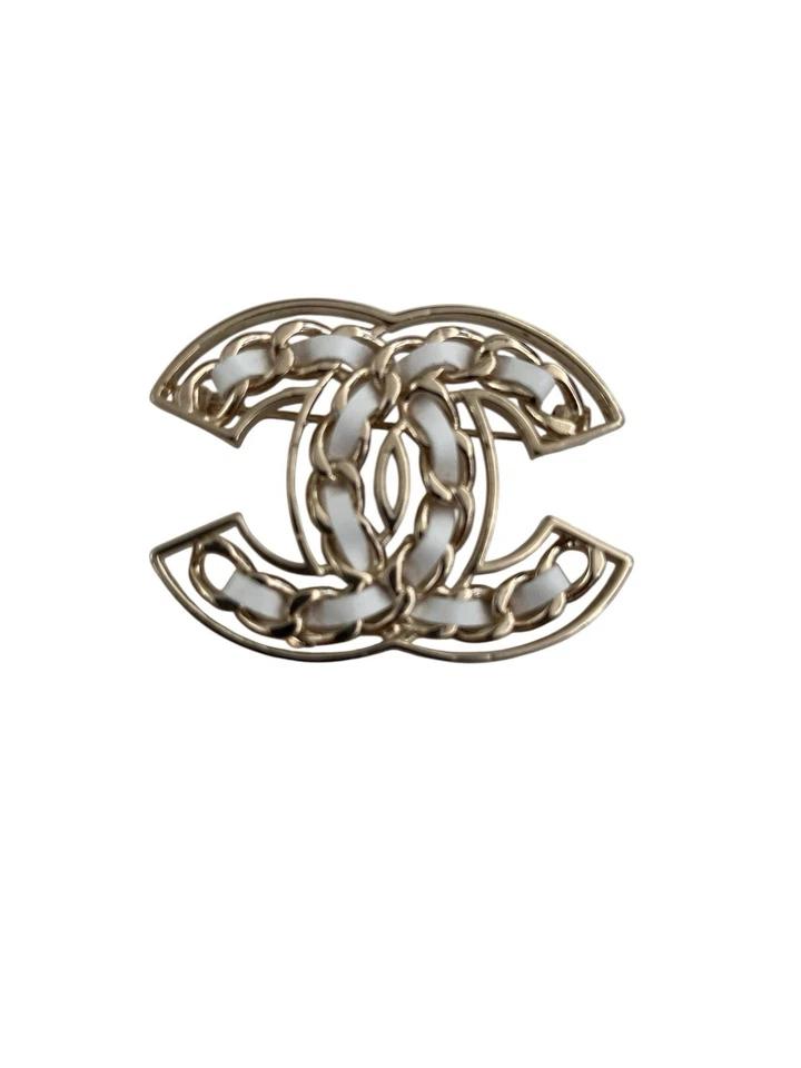 PIN BROCHE CHANEL CLÁSICO TONO DORADO GRANDE CADENA LOGOTIPO CC CUERO BLANCO Foto 2 de 3