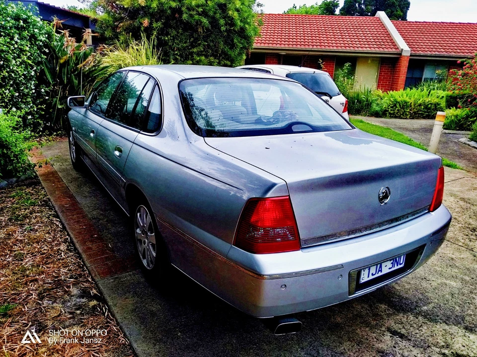 Holden Statesman WK V6 3.8 litre sedan - image 3 of 4