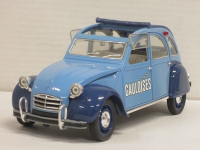 Citroen 2 CV Ente Cabrio offenes Dach blau Gauloises ohne Box Solido 1:17