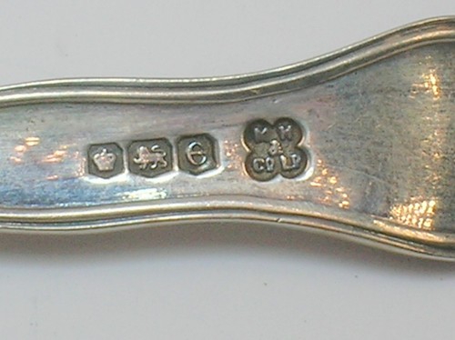 MARTIN HALL ENGLAND SET DI 12 CUCCHIAI DEMITASSE E PINZE DA ZUCCHERO - IN SCATOLA - B.OFFER - Foto 8 di 15