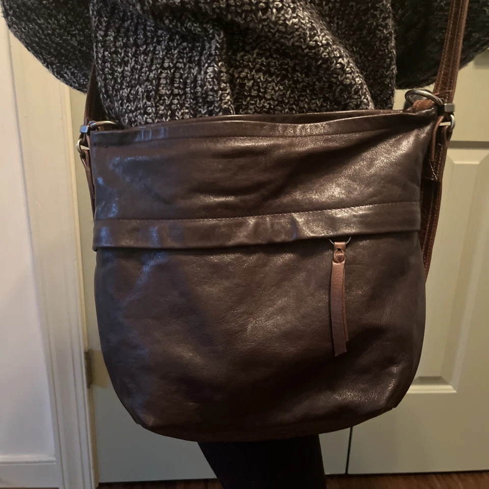 Mochila Bandolera Convertible Bolso Hobo de Cuero Áspero y Caída Hecha en EE. UU./Maine  Foto 2 de 4