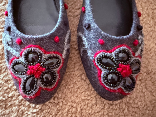 Stuart Weitzman FRENCH TOES Gray Flannel Beaded Red Floral Ballet Flat - 9.5 M - Picture 2 of 10