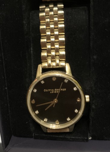 Neu im Karton Olivia Burton Uhr mit schwarzem funkelndem Midi Gesicht gelbgold Armband - Bild 1 von 3